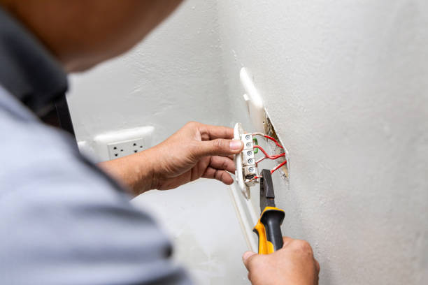 Professional Electrician in Coral Hills, MD